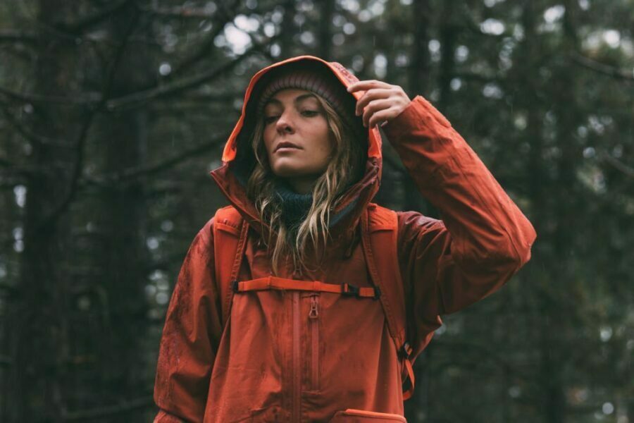 femeie în jachetă de ploaie drumeție