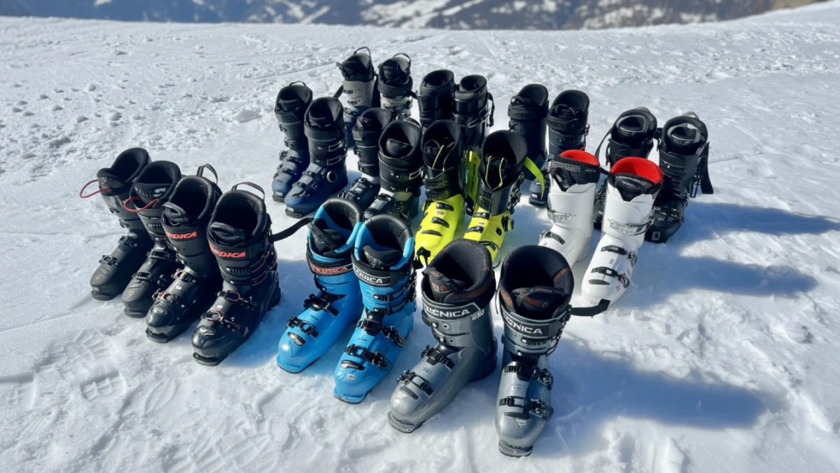 Mai multe perechi de clăpari ski diferite, aranjate pe zăpadă, pentru comparația celor mai bune modele