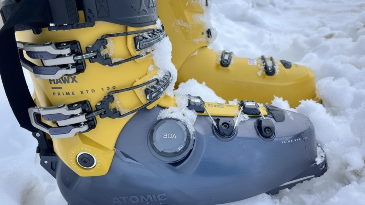 Clăpari ski cu sistem BOA și catarame metalice, detaliu tehnic pe zăpadă