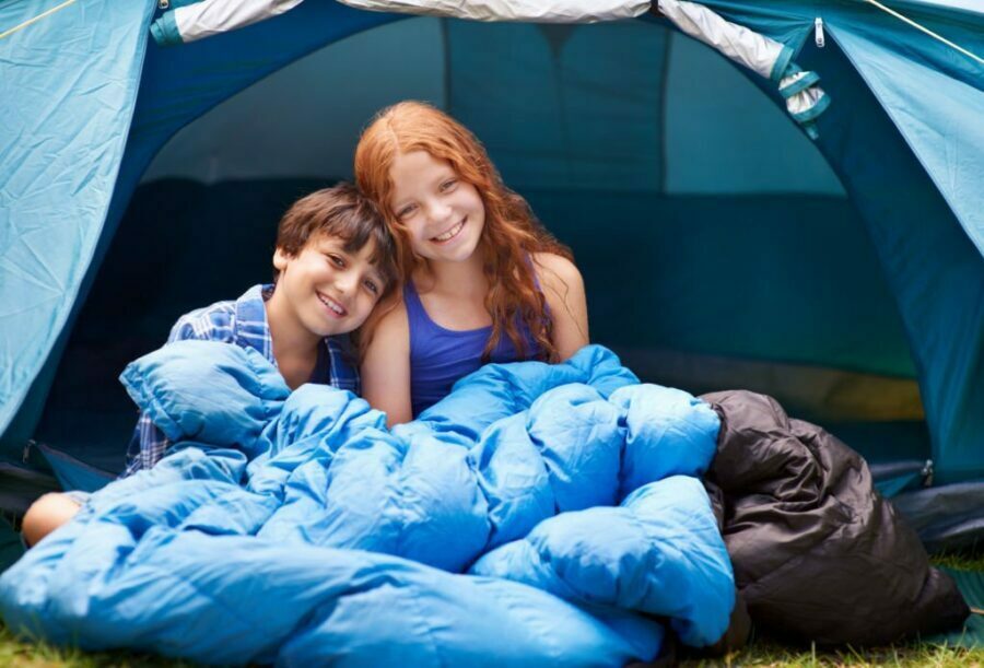 Frate și soră tineri în cortul lor