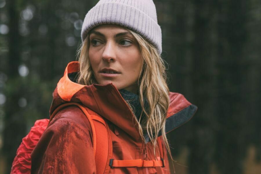 femeie în jachetă de ploaie drumeție