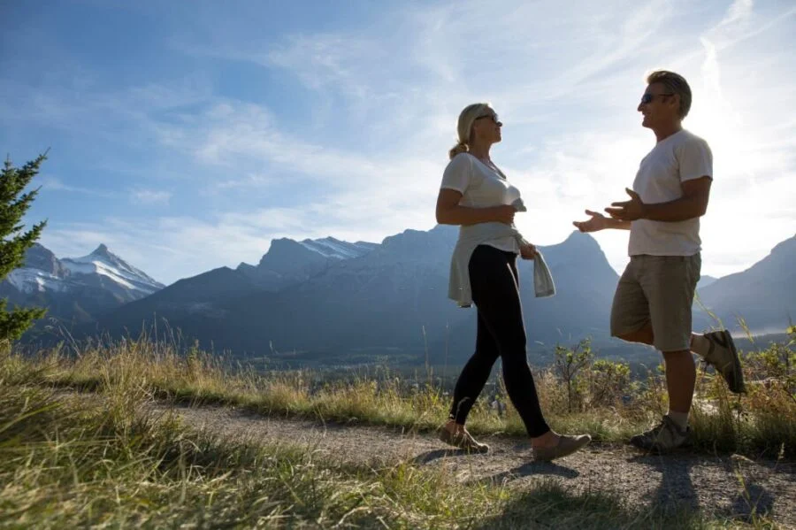 Informându-se despre Caracteristicile și Avantajele Pantalonilor de Drumeție și Pantalonilor Scurți de Drumeție