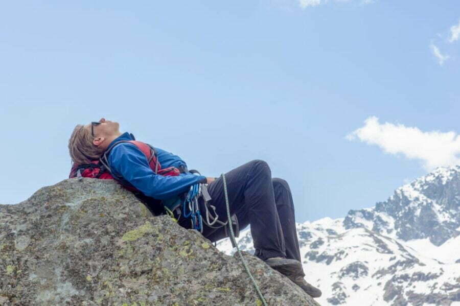 Influența greutății materialelor asupra confortului și performanței pantalonilor de munte în condiții muntene dure