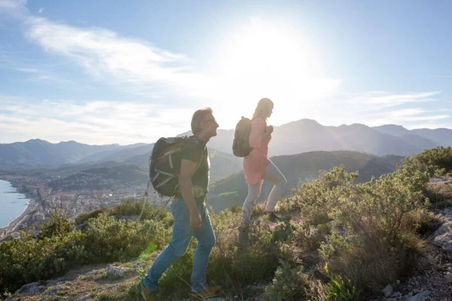 Om care poartă pantaloni de drumeție încrucișați/de zi cu zi, adaptați pentru aventuri în natură și utilizare zilnică
