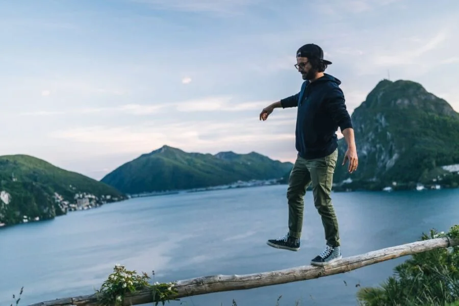 Om drumeție pe coasta lacului Lugano cu pantaloni de drumeție rezistenți la apă