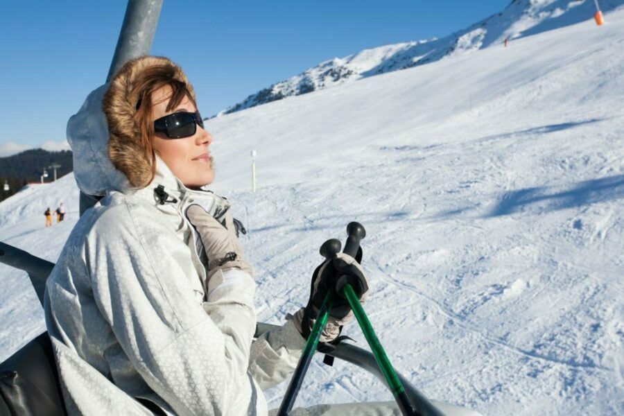 Schioare bucurându-se de soarele de iarnă pe telescaun