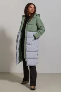 imagine cu model purtând geaca Y.A.S. parka lunga cu vatelina