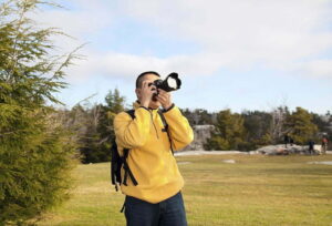 Bărbat îmbrăcat într-o jachetă fleece în natură