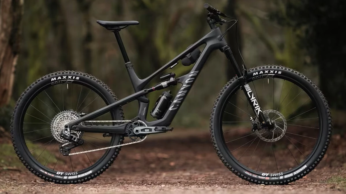 Bicicletă de munte Canyon neagră parcată pe un traseu prin pădure