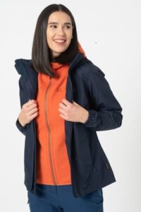Jacheta Jack Wolfskin Stormy Point pentru femei, potrivită pentru drumeții în condiții de ploaie.