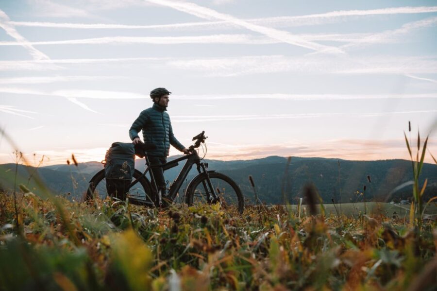 Barbat_langa_bicicleta_privind_impartare_cu_pantaloni_ciclism
