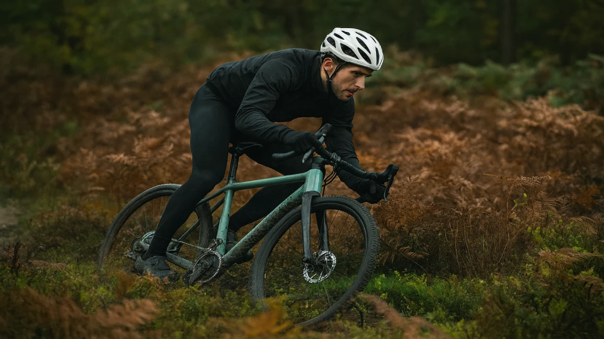 Ciclist pe bicicletă gravel pe traseu off-road, purtând pantaloni tehnici de ciclism