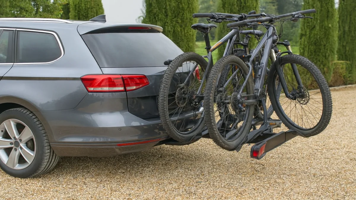 Suport auto pe cârlig pentru transportul a trei biciclete