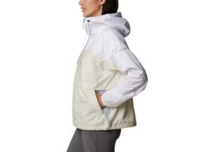 Jacheta Columbia Alpine Chill într-un peisaj montan