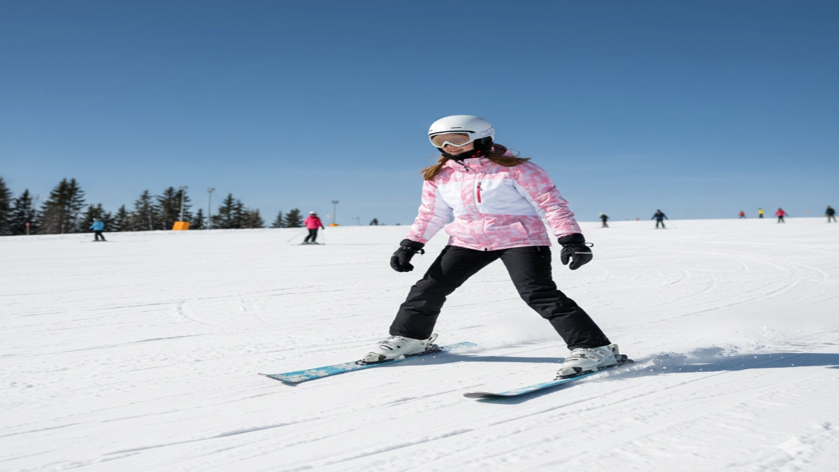 schioare începătoare coborând controlat pe pârtie cu schiuri pentru femei