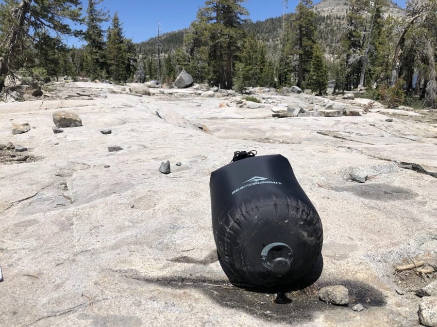 Duș portabil camping Advanced Elements gata de utilizare în sălbăticie