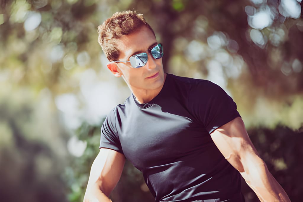 Bărbat activ purtând ochelari de soare sport reflectorizanți