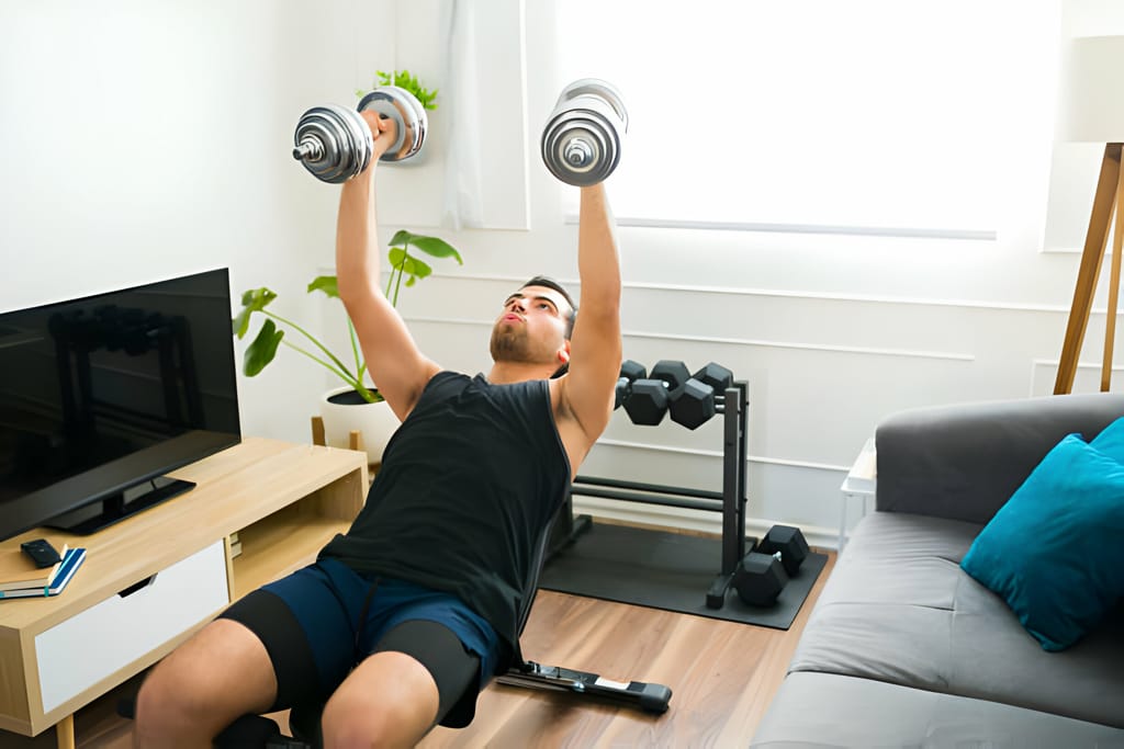 Bărbat antrenându-se cu gantere reglabile în sufragerie