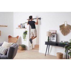 Bară de tracțiuni CORENGTH montată pe ușă fără utilizarea șuruburilor