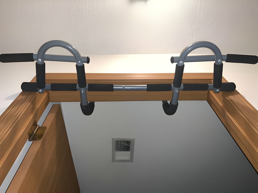 Bară de tracțiuni multifuncțională montată pe cadru de ușă