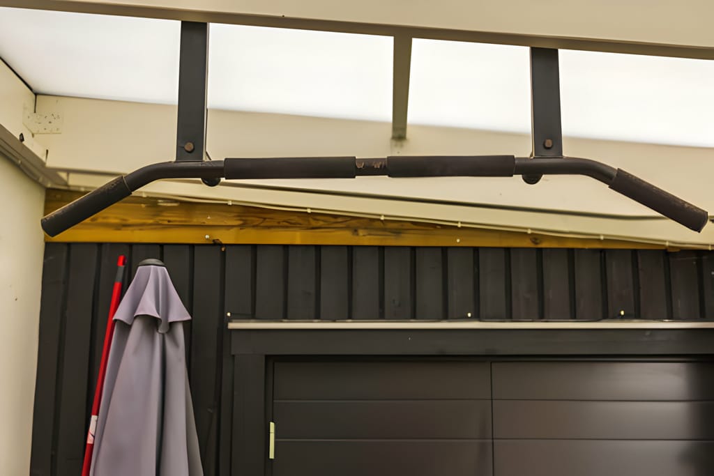 Bară de tracțiuni montată durabil pe tavan