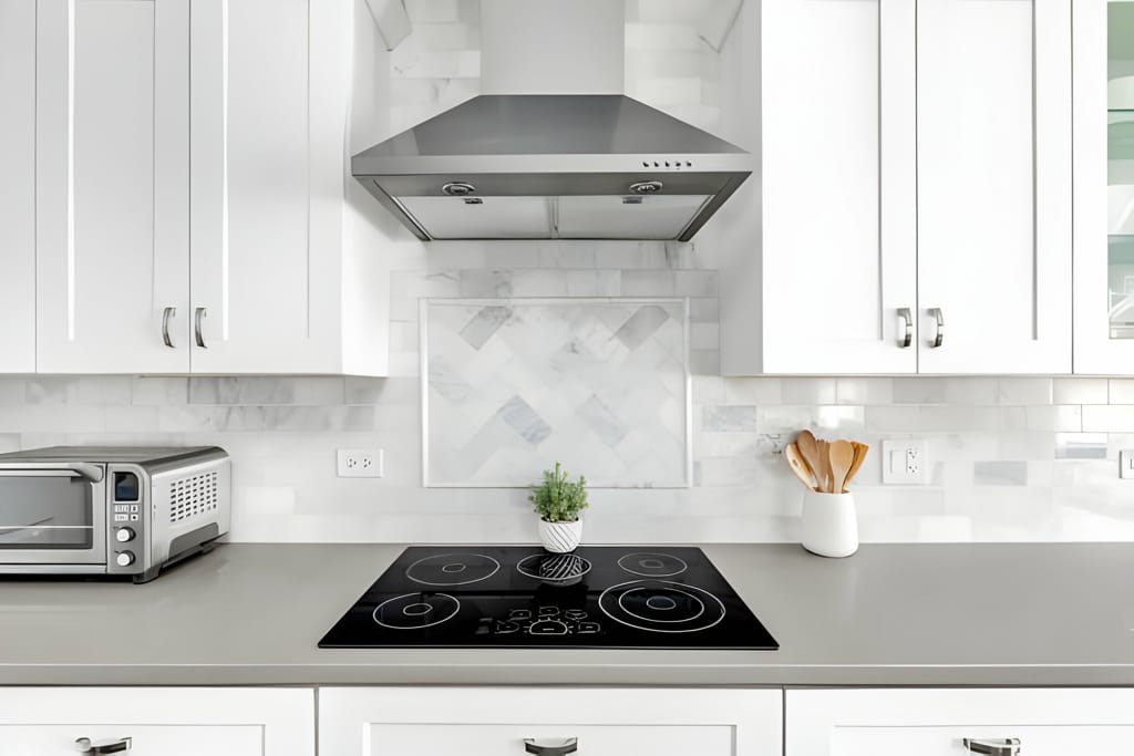 Plită electrică încorporată într-o bucătărie modernă.