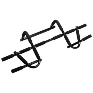 Utilizator executând tracțiuni la bară de tracțiuni VirtuFit Deluxe