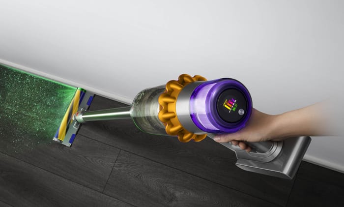 Dyson V15 Detect curățând eficient un colț de cameră