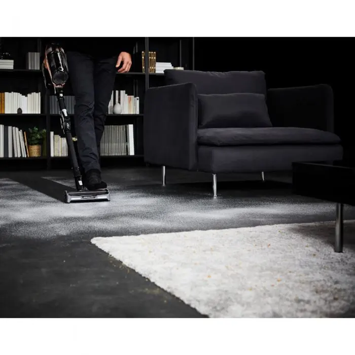 Utilizare eficientă a aspiratorului Rowenta X-Force Flex 15.60 pe covorul alb într-un decor modern