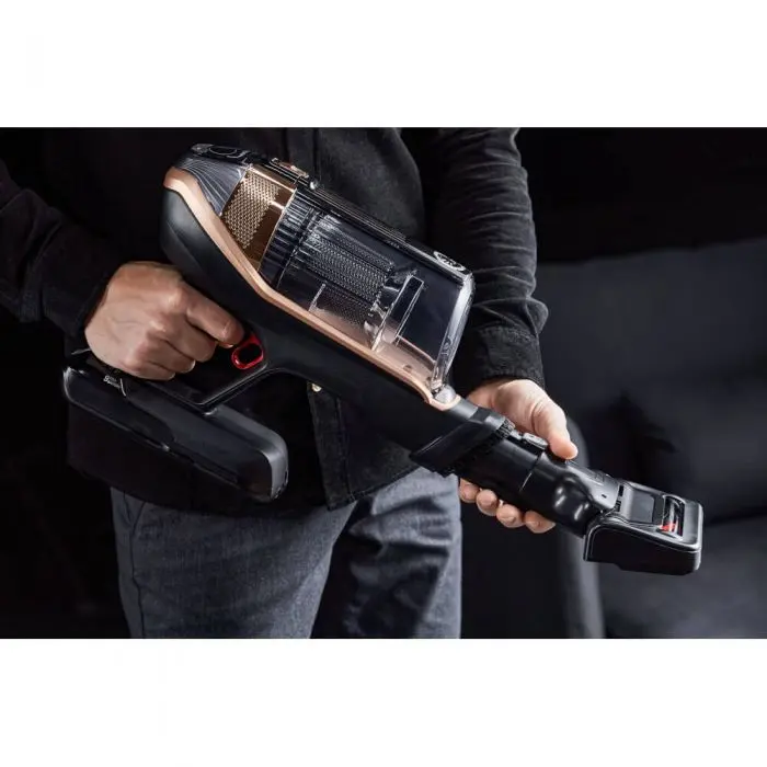 Detaliu ergonomic al mânerului aspiratorului Rowenta X-Force Flex 15.60 cu recipient de praf transparent