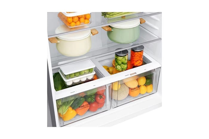 Frigiderul LG GTF916PZPYD deschis, arătând compartimentele și alimentele organizate