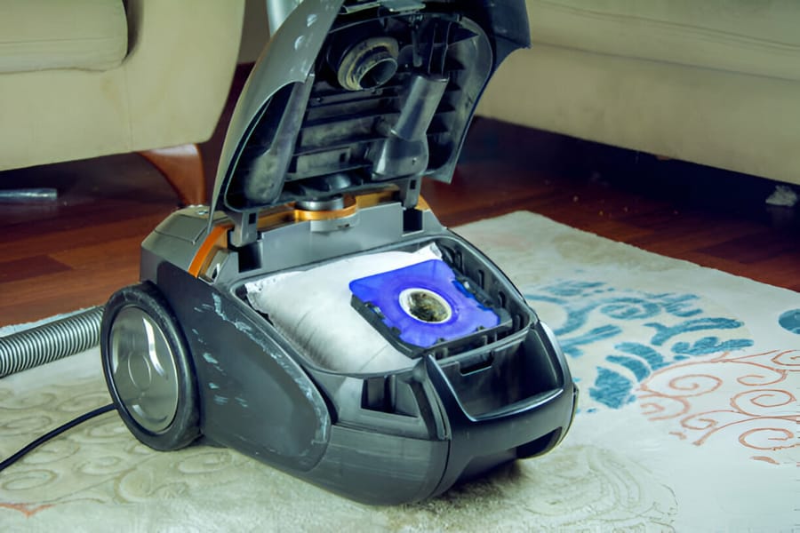 Aspirator cu sac deschis arătând sacul plin de praf