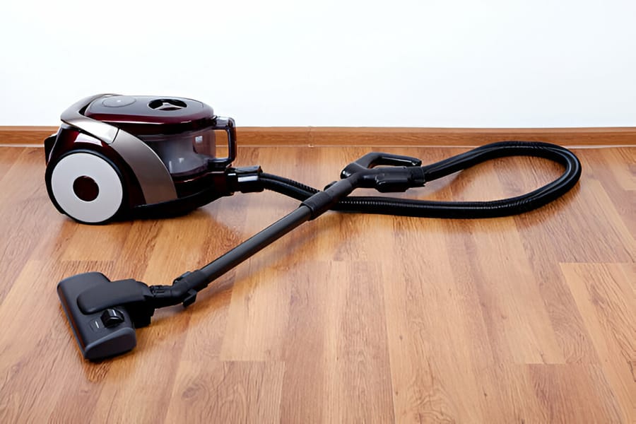Aspirator fără sac pe podea de parchet