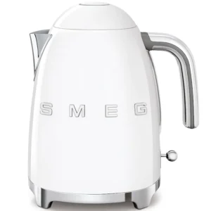 Fierbător Smeg KLF03WHEU alb optic pe o masă de bucătărie
