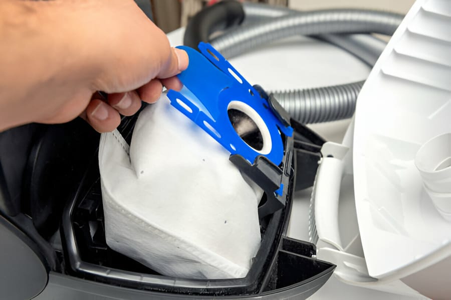 Înlocuirea sacului într-un aspirator cu sac