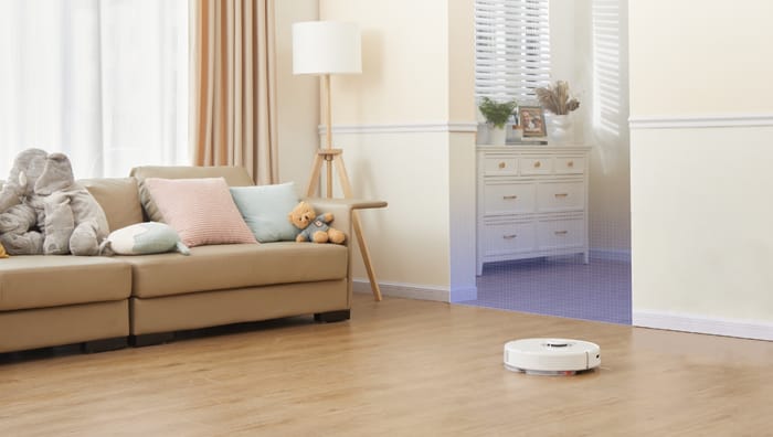 Aspirator robot Roborock Q7 Max curățând podeaua din living