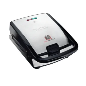 Sandwich maker Tefal Snack Collection 2-in-1 preparând un sandwich