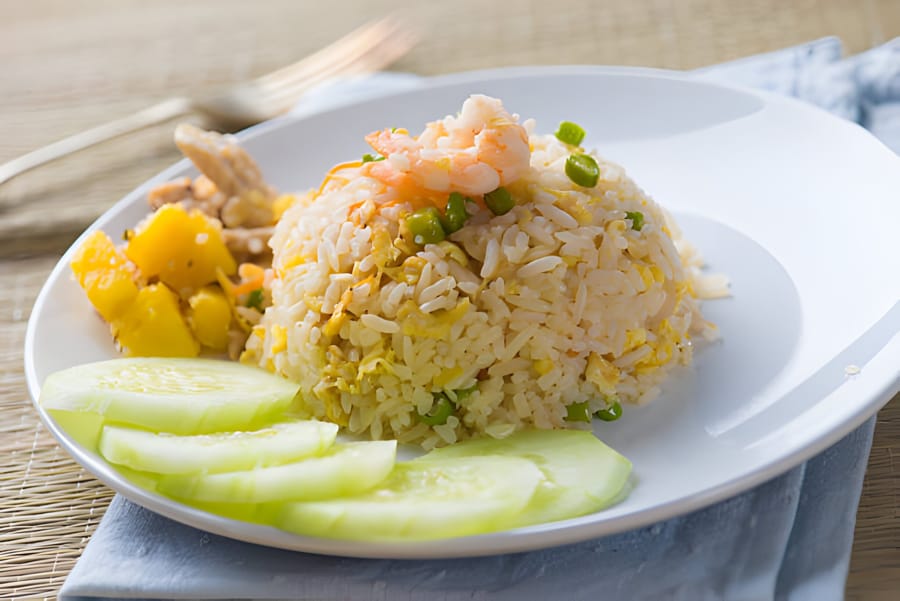 Orez prăjit cu legume și creveți servit pe farfurie