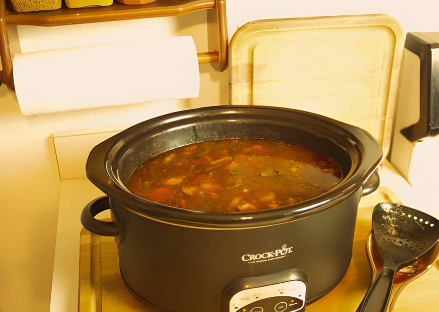 Slow cooker Crock-Pot cu supă în bucătărie