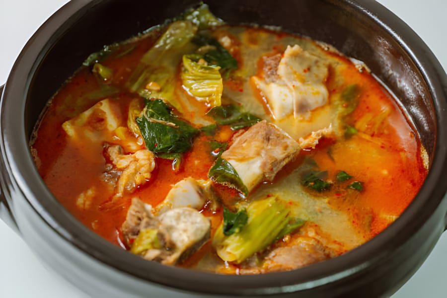 Supă gătită într-un slow cooker cu legume și carne