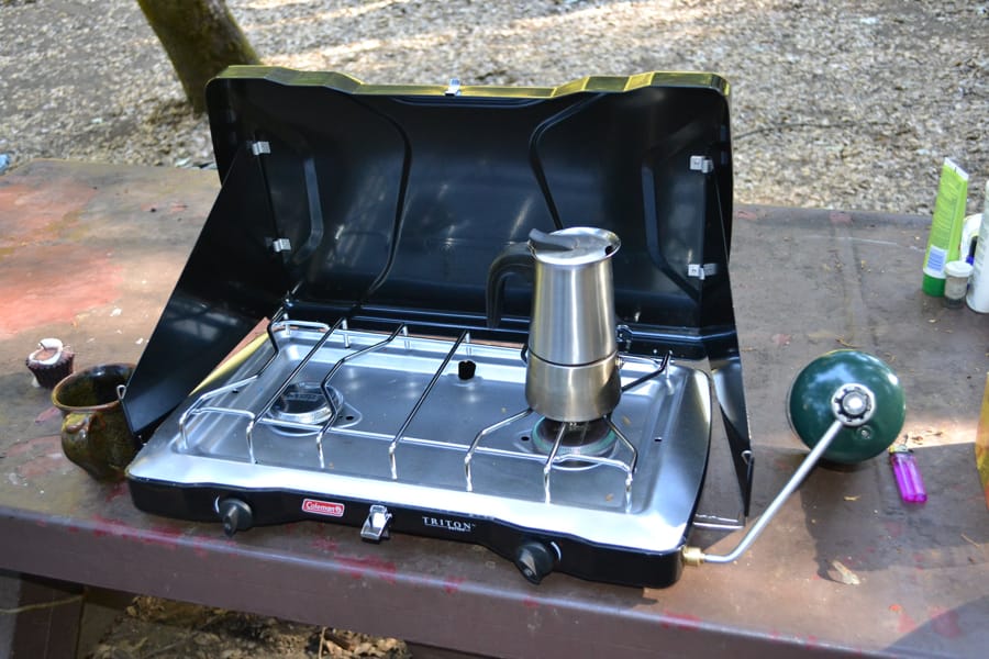 Arzător camping cu două ochiuri, pe o masă de picnic