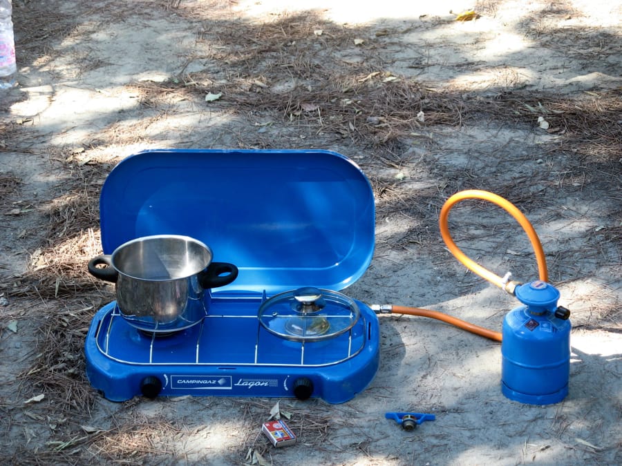 Arzător camping cu două ochiuri, conectat la o butelie de gaz