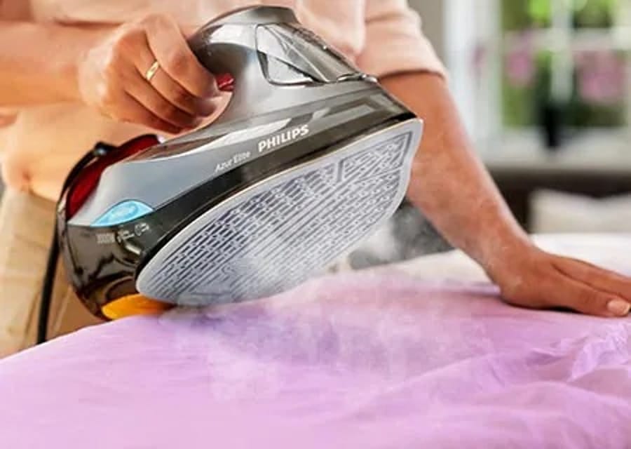 Fier de călcat Philips folosind abur pentru a călca un articol vestimentar