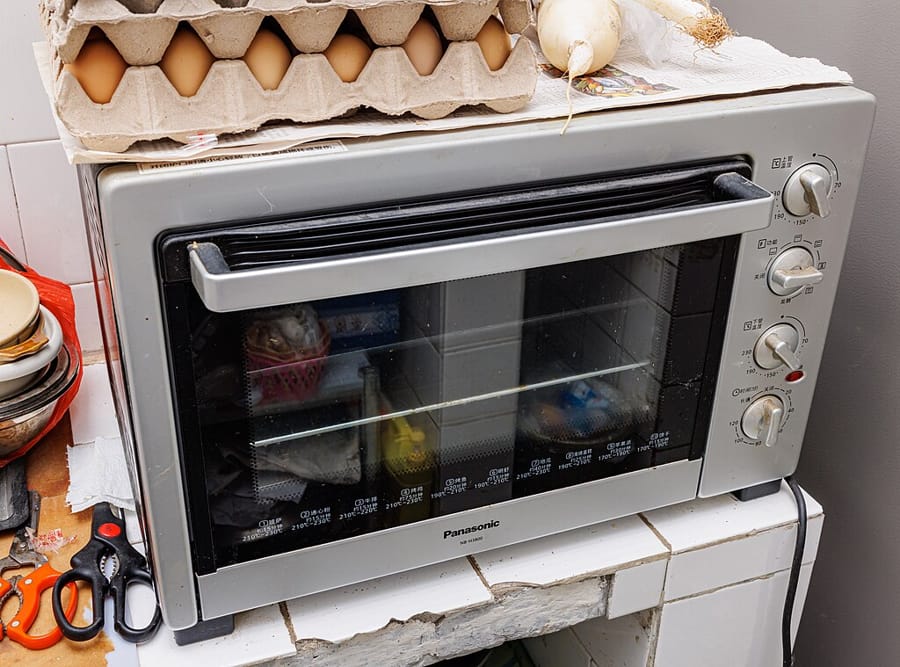 Mini cuptor electric Panasonic pe un blat de bucătărie