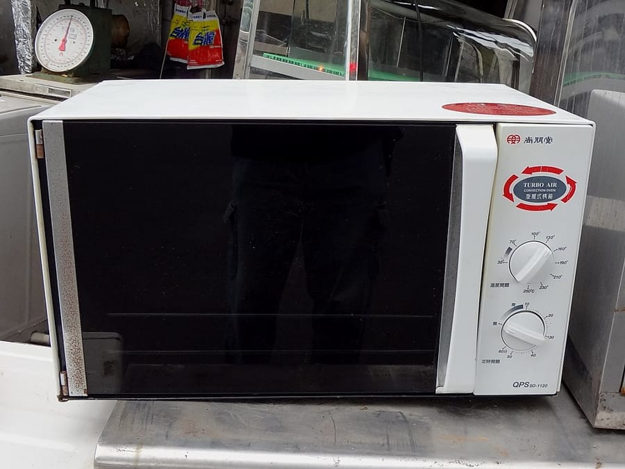 Mini cuptor electric SO-1120 pe un blat