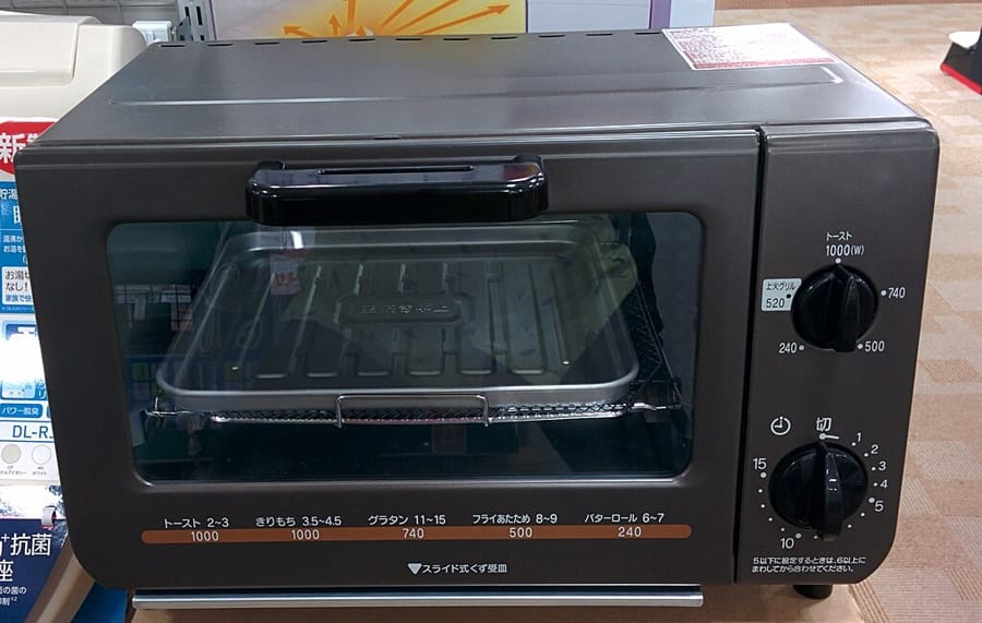 Mini cuptor electric tabletop pe un raft