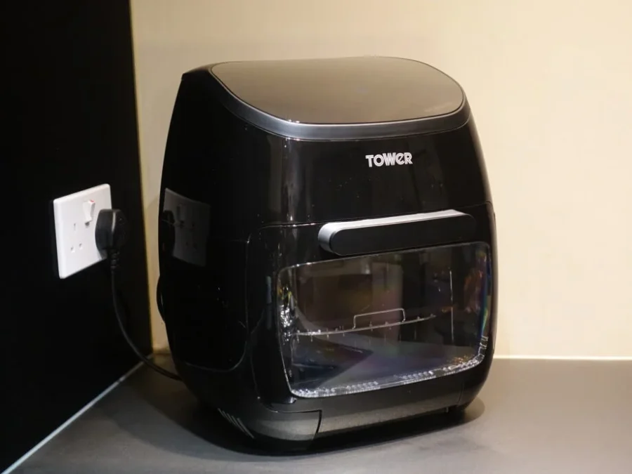 Mini cuptor electric Tower în bucătărie modernă
