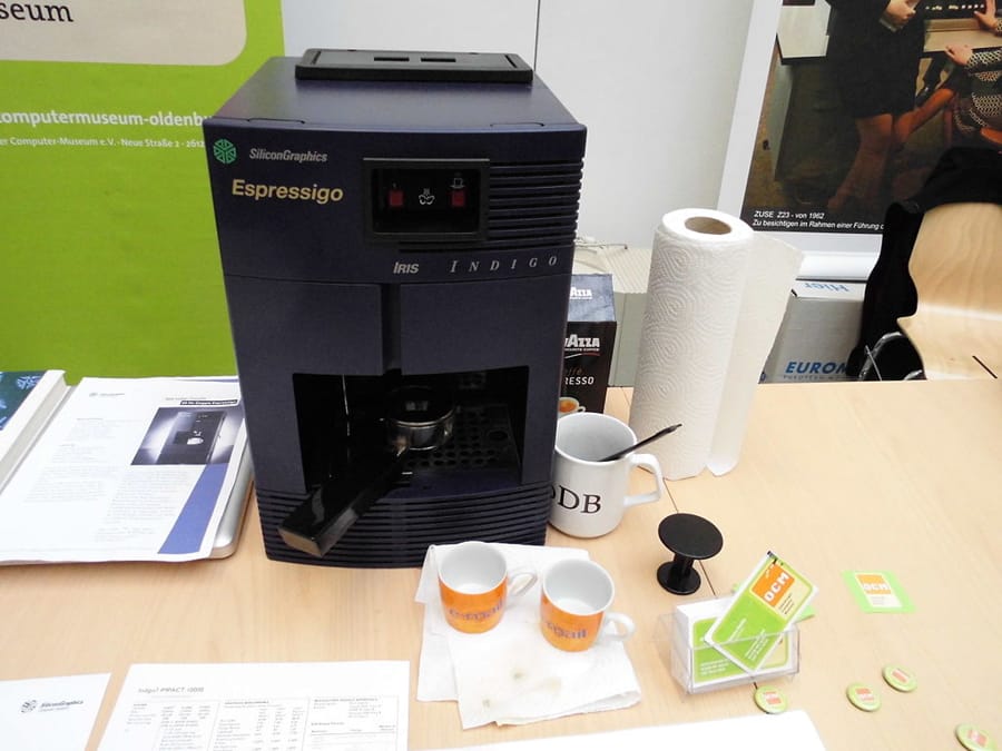 Espressor automat SiliconGraphics Espressigo pe un birou