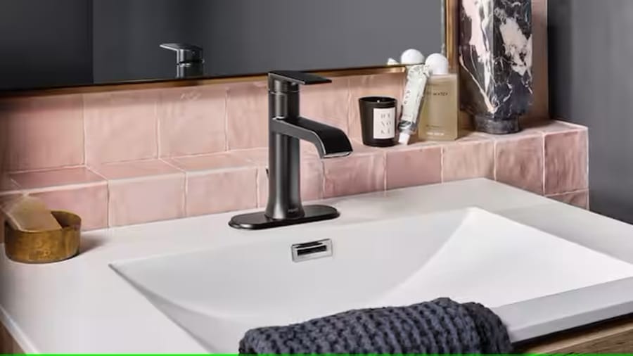 Baterie modernă neagră montată pe chiuvetă de baie