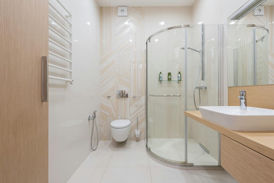 Cabină de duș modernă într-o baie elegantă